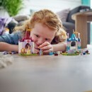 fille qui joue avec le cshateaux créatifs Disney Princesse Lego Disney Jouets Réunion