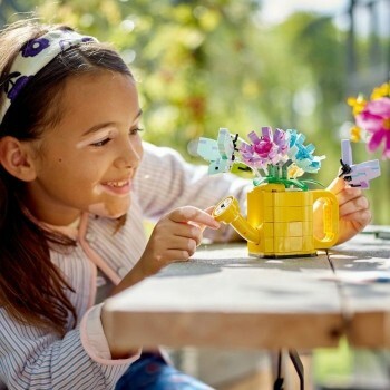 Visuel enfant avec Fleurs dans l'arrosoir lego Creator Réunion