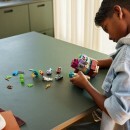 Enfant qui construit L'attaque du dévoreur Lego Minecraft Réunion